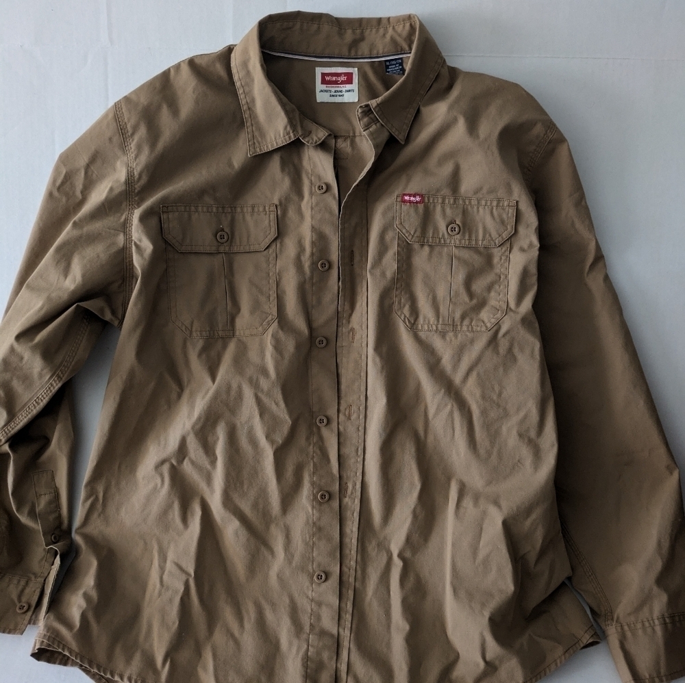 Wrangler button down shirt. Men's XL tan cotton blend work shirt.
